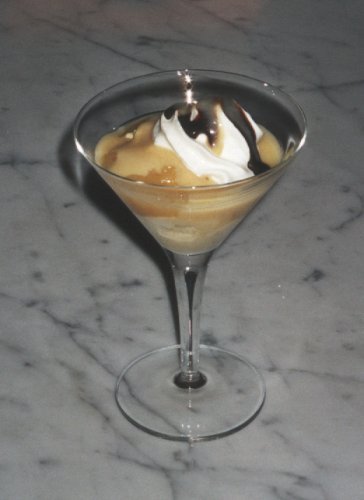 Eis mit Apfelmus und Eierlikör
