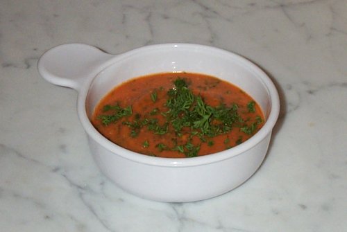 Tomatensauce mit grünen Chilischoten
