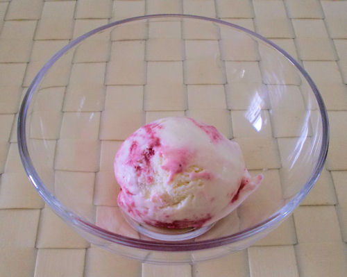 Eierlikör Eis mit Johannisbeer-Swirl