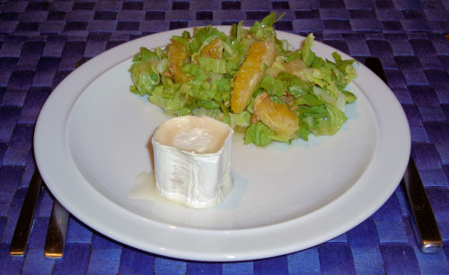 Endiviensalat mit gebackenem Ziegenkäse