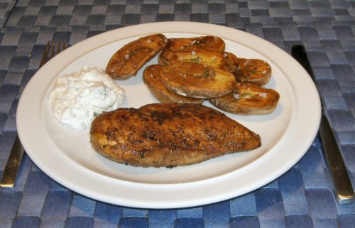 Hähnchen mit gebackenen Kartoffeln