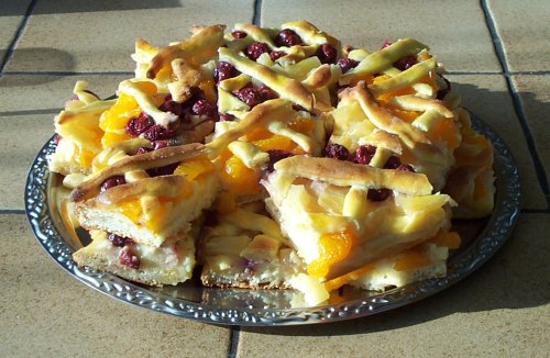 Gitterkuchen mit gemischten Früchten