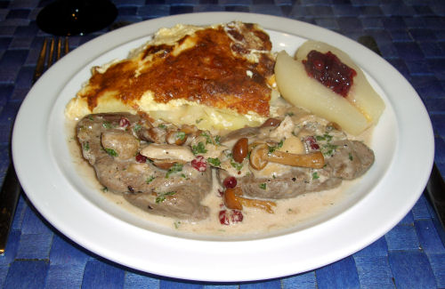Hirschmedaillons mit waldpilzen
