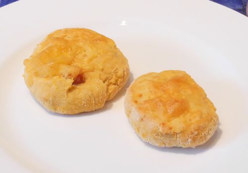 Scones mit Käse und getrockneten Tomaten