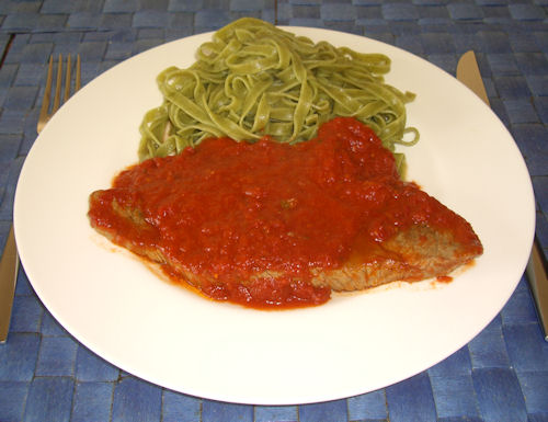 Kalbsschnitzel mit Tomatensauce