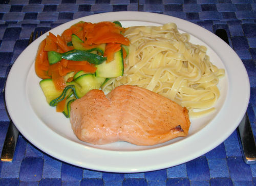 Lachs auf Gemüsenudeln