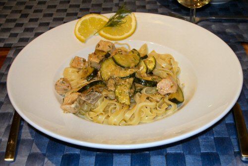 Lachs-Zucchini-Nudeln