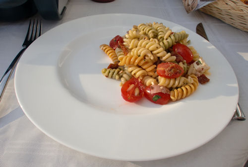 Mediterraner Nudelsalat