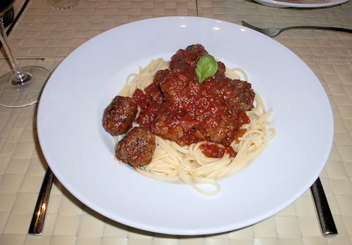 Linguine mit Fleischbällchen und Tomatensauce