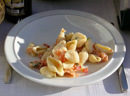 Nudelsalat mit Lachs und Tomaten