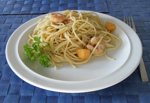 Pasta-Salat mit Melone und Garnelen