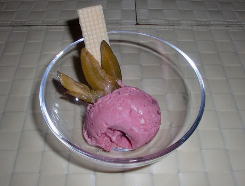 Pflaumeneis mit weißen Schokosplittern