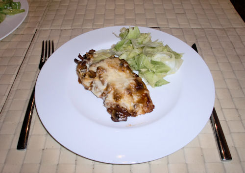 Schnitzel mit Pilzen und Käse überbacken
