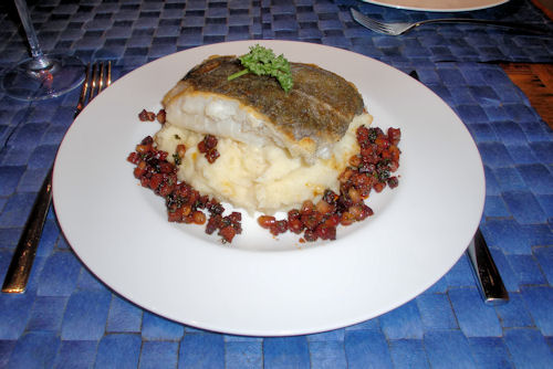 Skrei aus dem Ofen mit Chorizo und Mandel-Kartoffel-Püree