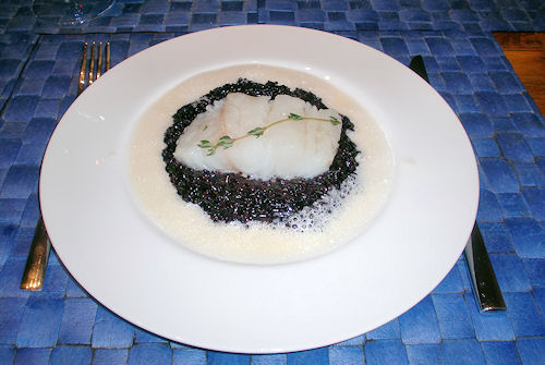 Pochierter Skrei auf venere-Risotto und Mandelschaum