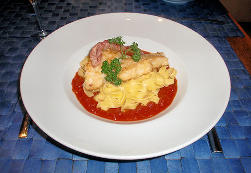 Gebratener Skrei mit Serranoschinken und Tomatensauce