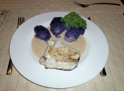 Skrei mit Vitelotte und Tonkabohnensauce