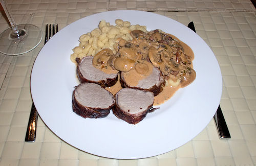 Schweinefilet im Speckmantel mit Pilzen