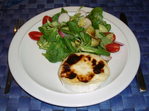 Salat mit gebackenen Ziegenkäse